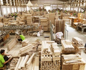 Le bois de chêne est importé des États-Unis pour produire des meubles.